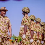 Minista Badaru yayin duba wani farentin sojoji