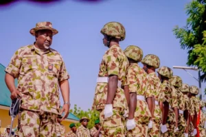 Minista Badaru yayin duba wani farentin sojoji