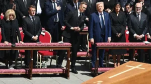 shuagaban Faransa Macron da matarsa Brigite da kuma Trump da matarsa da kuma sauran manyan baki