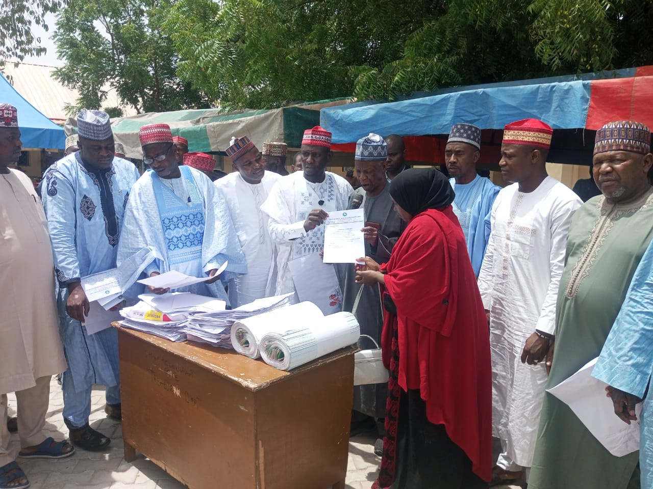 Chairman-of-Gwale-Local-Government-Hon.-Abubakar-Muazu-Mojo-presenting-certificate-of-employment-to-one-of-the-beneficiaries